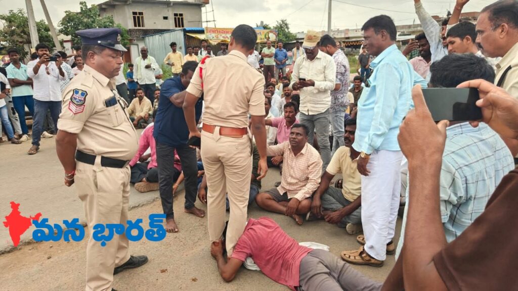 “సార్‌… మా పంట కొనండి”  పోలీసుల కాళ్లు పట్టుకున్న రైతులు!