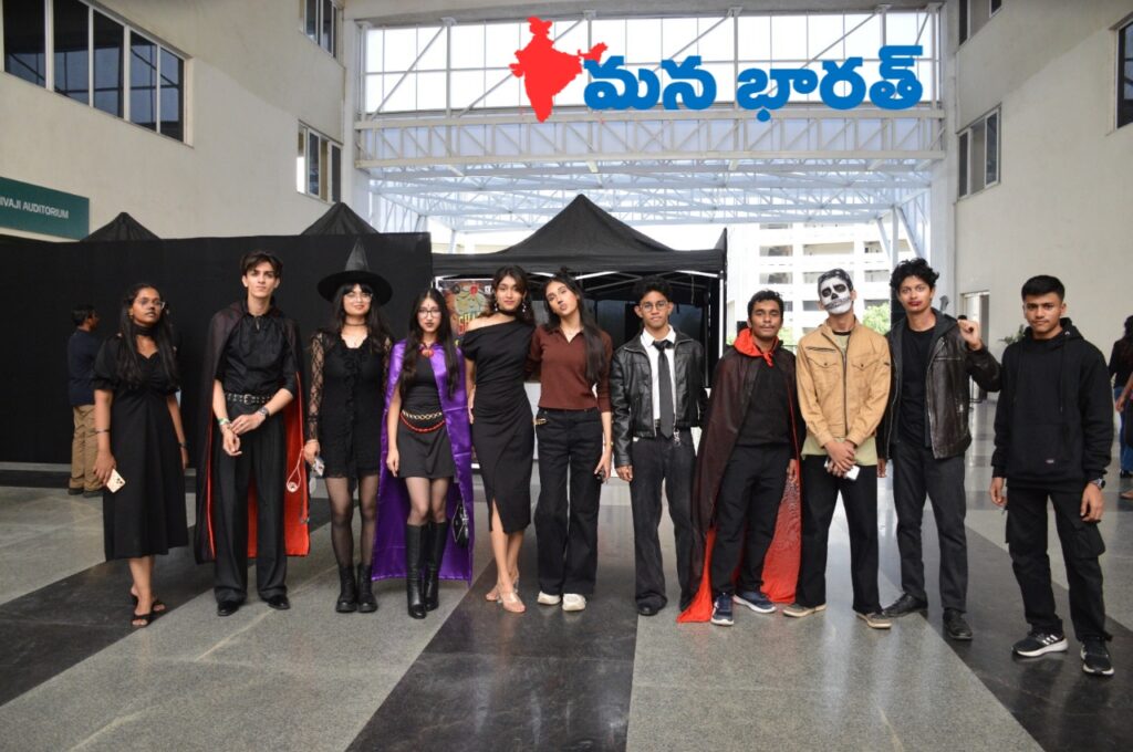 గీతంలో హాలోవీన్ హంగామా..