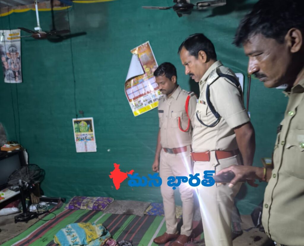 భార్య, కూతురు సహా ముగ్గురిని హత్య చేసి ఉరివేసుకున్న వ్యక్తి..