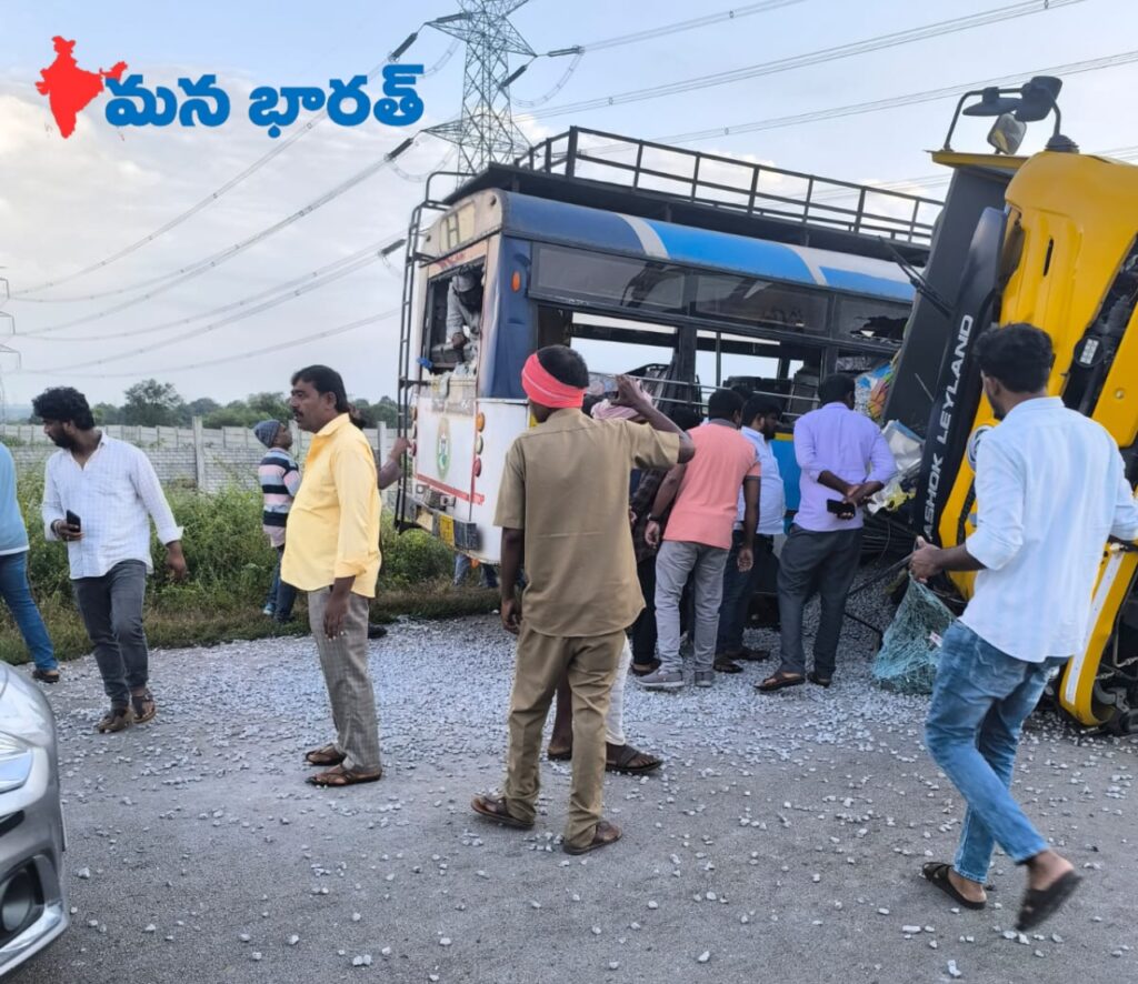 రోడ్డు ప్రమాదం.. బస్సు-టిప్పర్ ఢీ లో 21 మంది దుర్మరణం