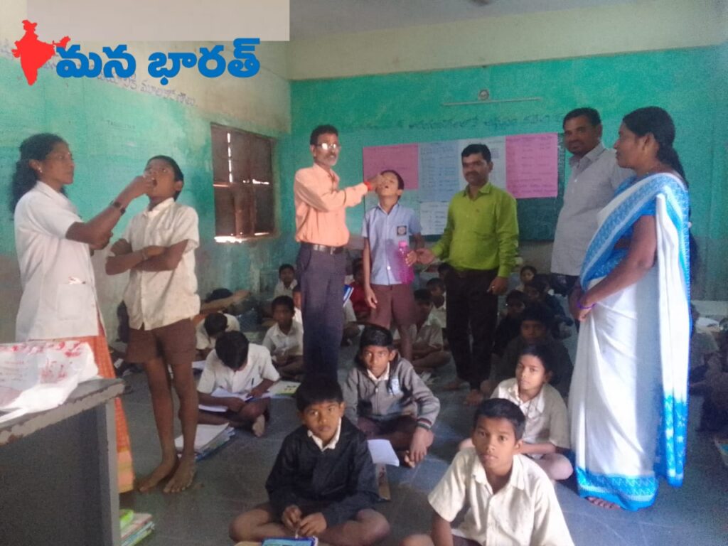 ఆశ్రమ హైస్కూల్‌లో ఫోలిక్ ఆమ్ల మాత్రల పంపిణీ