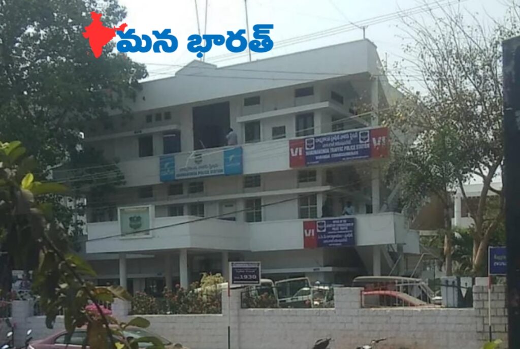 పోలీస్ స్టేషన్ డోరు కట్ చేసి పరారైన స్మగ్లర్లు..