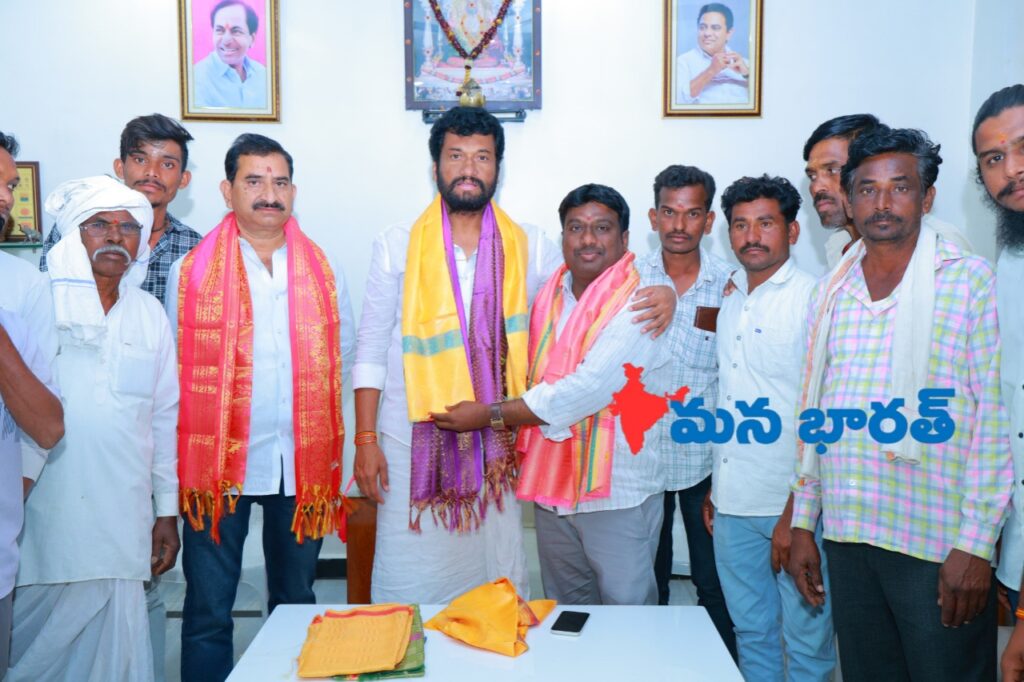 సర్పంచ్ ఈశ్వర్ ను సన్మానించిన ఎమ్మెల్యే..