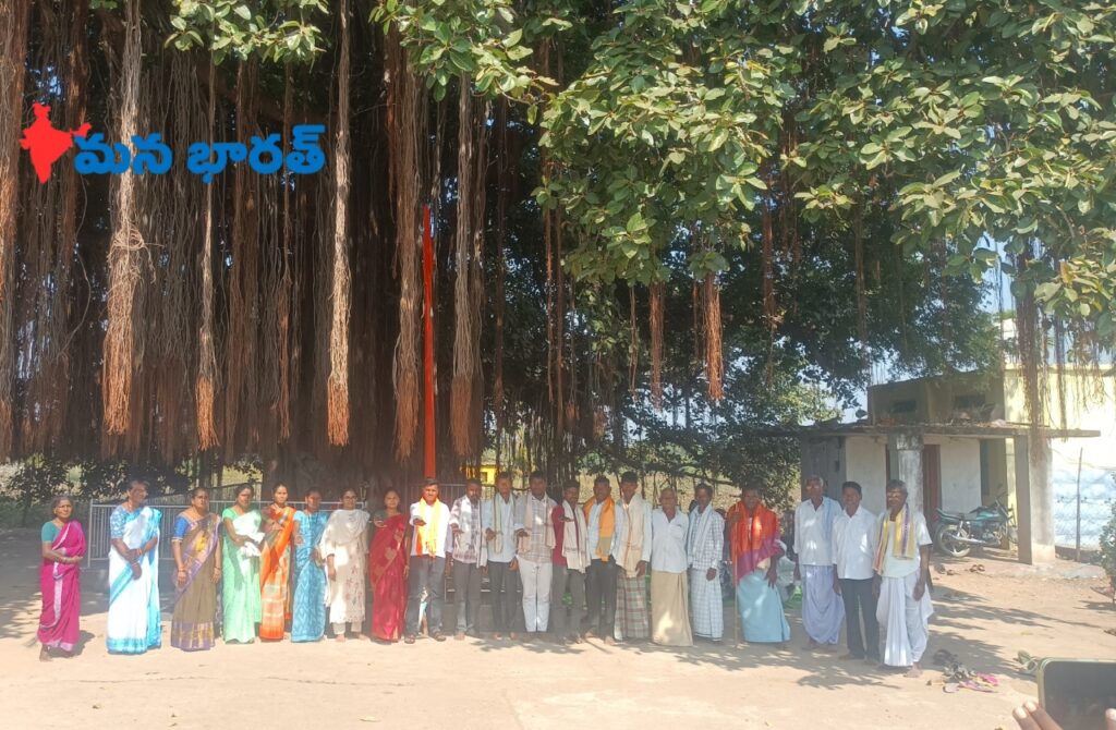 మర్రి చెట్టు నీడలో ప్రమాణ స్వీకారం..