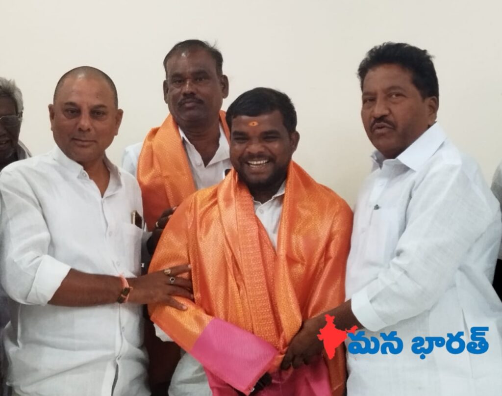 ఆదివాసీ నేత ఆత్రం భరత్ కు ఘన సన్మానం..