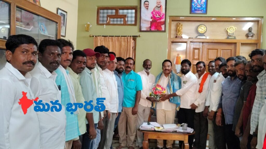 సర్పంచ్ పొరండ్ల సంతోష్ ను సన్మానించిన ఎంపీ..