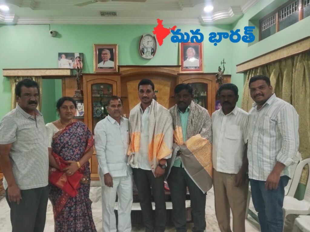 ప్రజా ప్రతినిధులను సన్మానించిన మున్నూరు కాపు మిత్ర సేవా సొసైటీ..