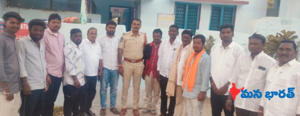 ఎస్సైని కలిసిన పొన్నారి నాయకులు..