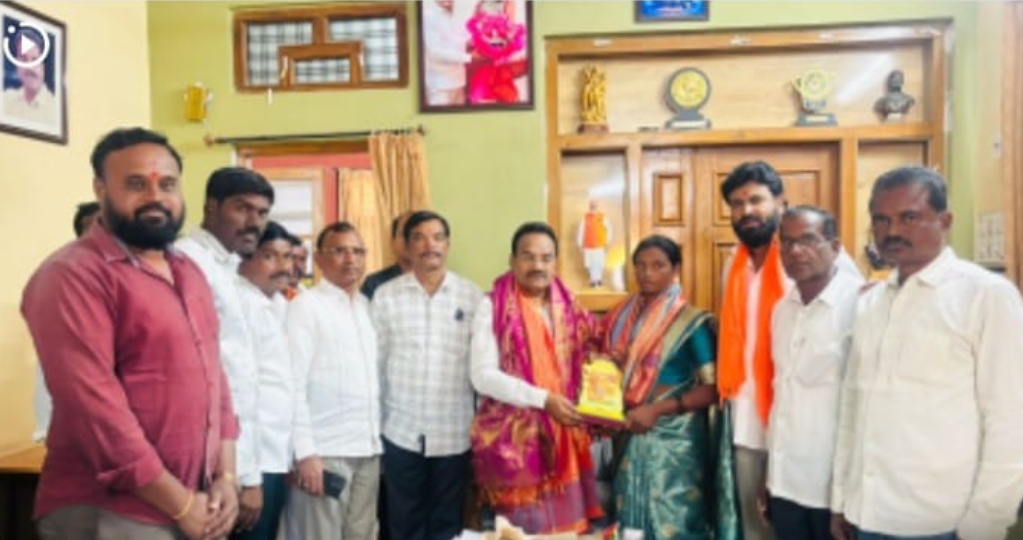 ఎంపీని కలిసిన అర్లి (కే) సర్పంచ్‌..