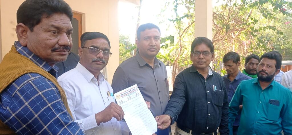 ఫూలే దంపతుల చిత్రపటాలు ఏర్పాటు చేయాలి..