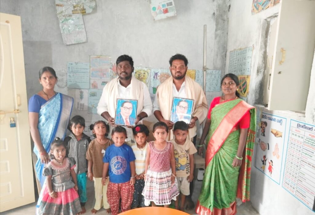 జామిడిలో అంబేద్కర్ చిత్రపటాల బహుకరణ..