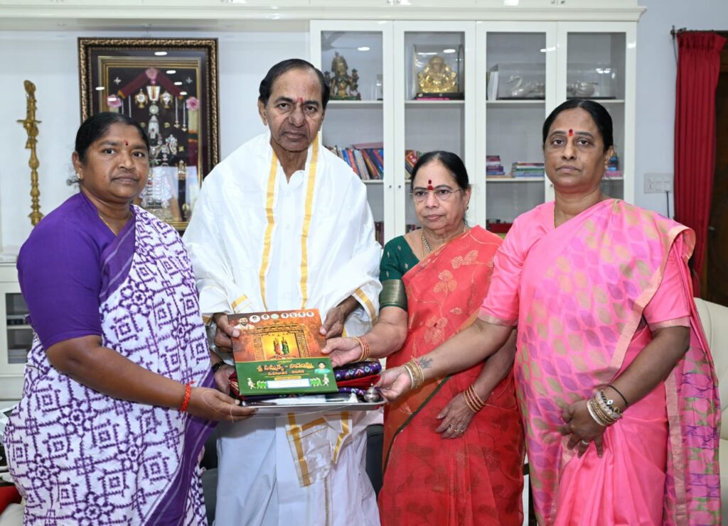 కాంగ్రెస్ మహిళా మంత్రులకు కేసీఆర్ ఆత్మీయ పలకరింపు