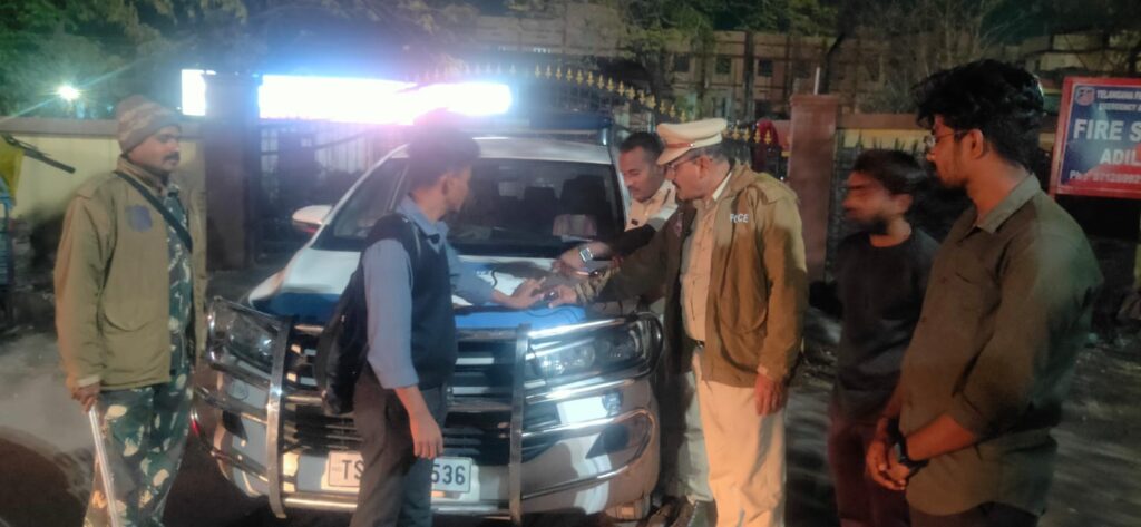 వాహనదారులు తప్పనిసరి నిబంధనలు పాటించాలి: ఏఎస్ఐ గోకుల్ జాదవ్