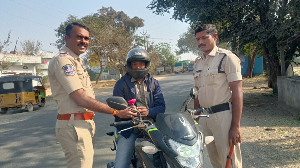 హెల్మెట్ ఉంటే పువ్వు లేకుంటే జరిమానా.!