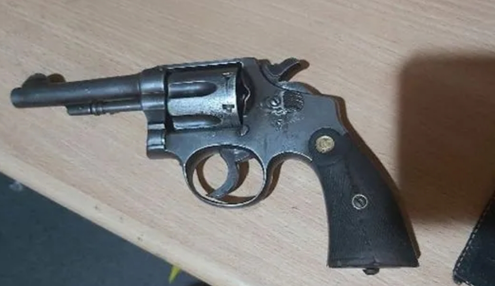 పాతబస్తీలో నాటు తుపాకీ లభ్యం..