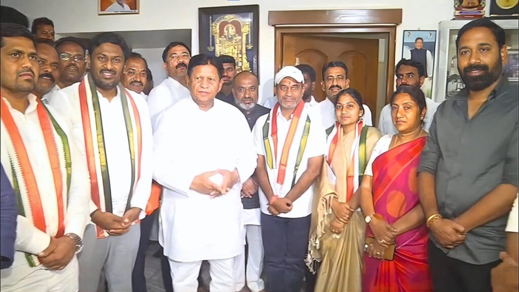 ఆదిలాబాద్ మున్సిపల్ ఛైర్పర్సన్ బండారి అనూష కాంగ్రెస్‌లోకి..