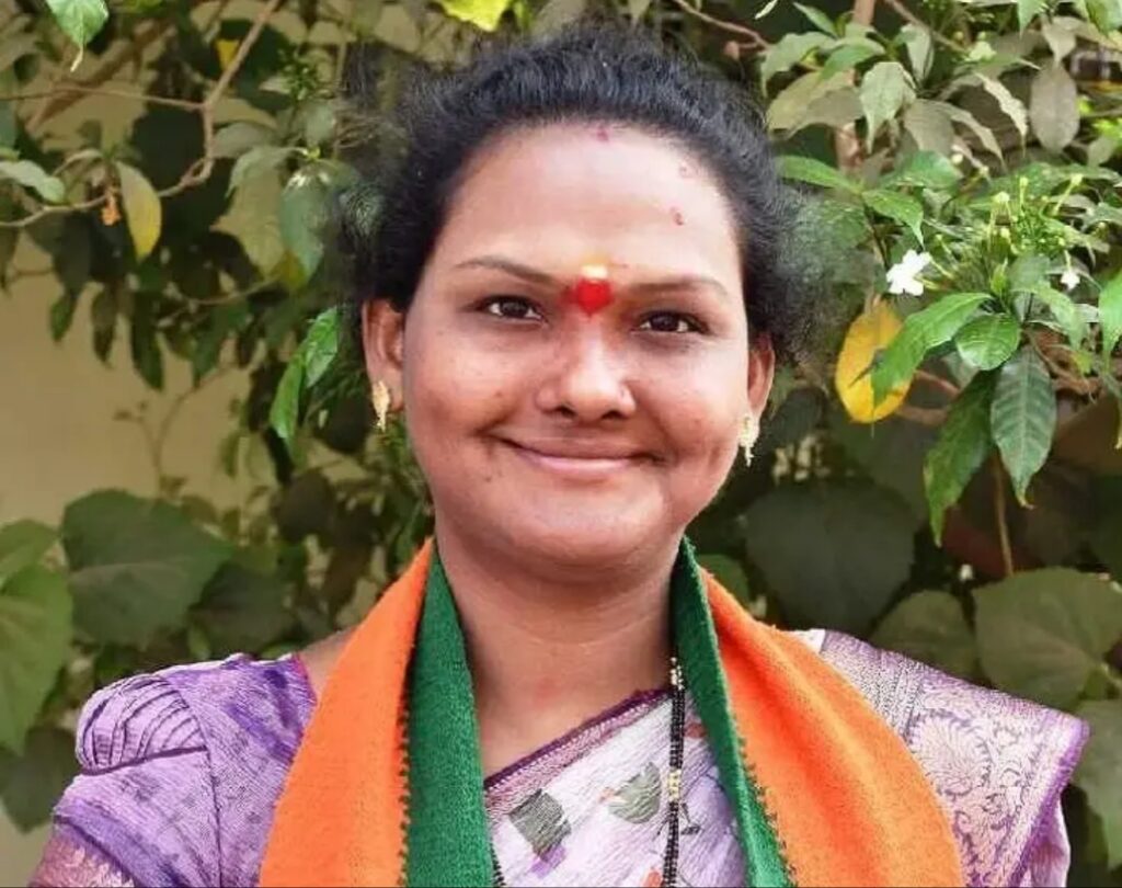 ఆదిలాబాద్ 35వ వార్డ్ కౌన్సిలర్ గా బీజేపీ అభ్యర్థి మౌనిక స్వల్ప మెజార్టీతో విజయం