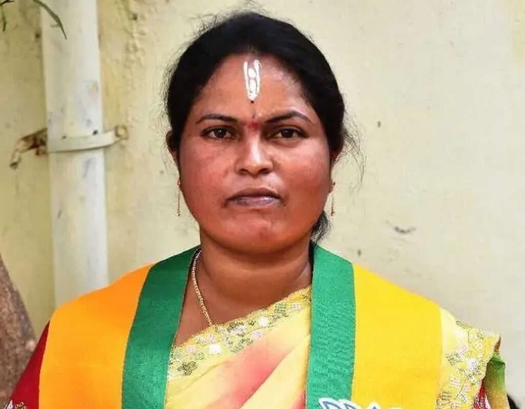 ఆదిలాబాద్ 10వ వార్డులో బీజేపీ అభ్యర్థి రాంపల్లి శ్వేత విజయం