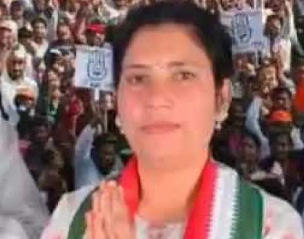 ఆదిలాబాద్ 42వ వార్డులో కాంగ్రెస్ అభ్యర్థి కాంబ్లే స్వాతి ఘన విజయం