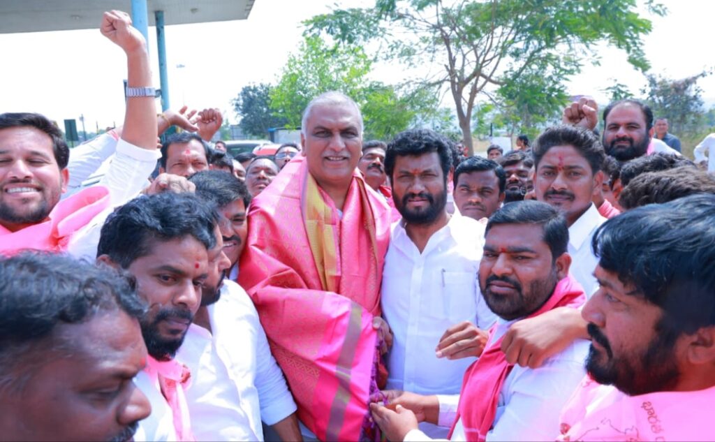 నెరడిగొండ టోల్ ప్లాజా వద్ద హరీష్ రావుకు ఘన స్వాగతం