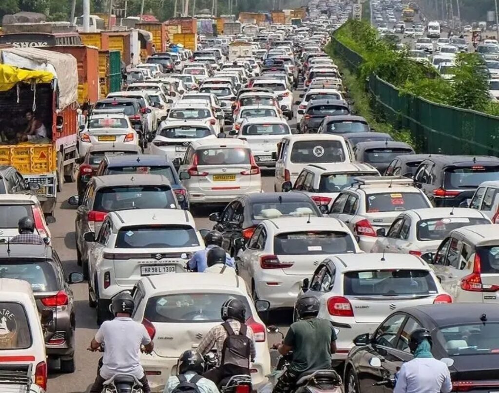 33 గంటల ట్రాఫిక్ జామ్ తర్వాత భారీ నిర్ణయం.. వాహనదారులకు రూ.5.16 కోట్ల టోల్ రిఫండ్