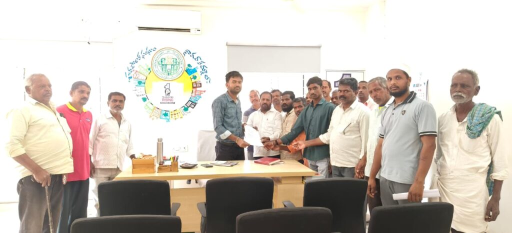 వీధి వ్యాపారులకు షెడ్లు ఏర్పాటు చేయాలి..