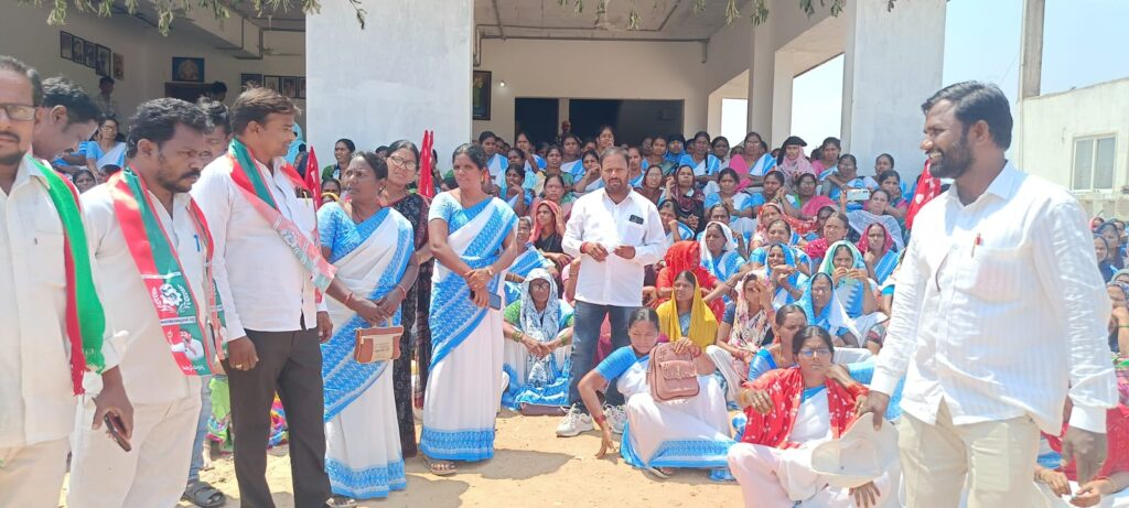 ఆ మంత్రి ఇంటి ముందు ధర్నా.!