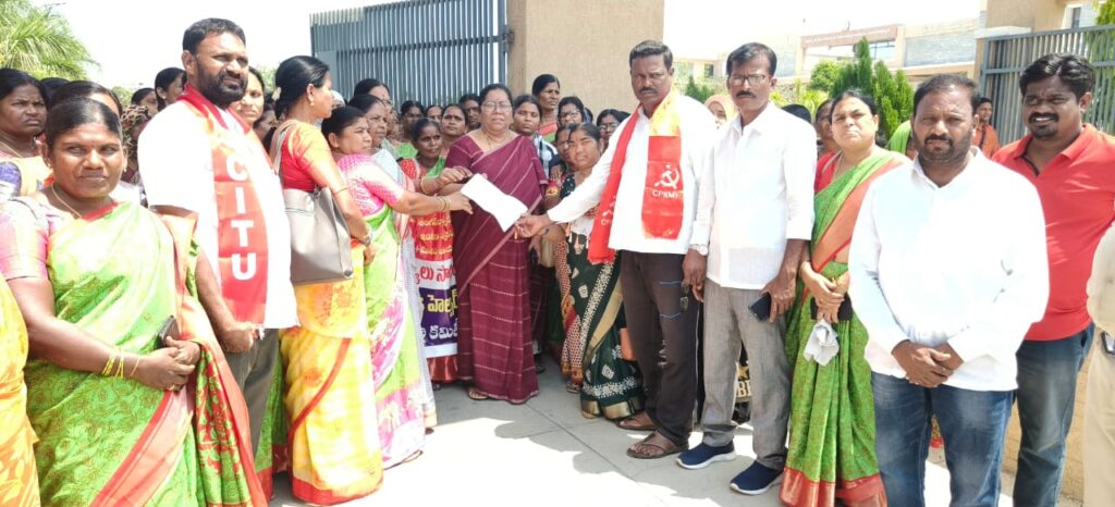 అంగన్వాడీ సమస్యలపై ధర్నా.!