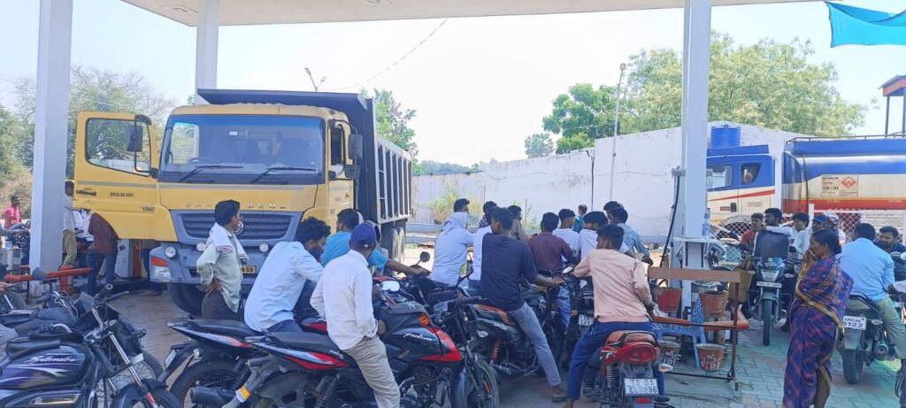 పుకార్లతో పెట్రోల్ బంక్ వద్ద రద్దీ.!