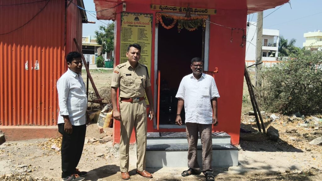 స్వయంభు వినాయక ఆలయంలో చోరీ..