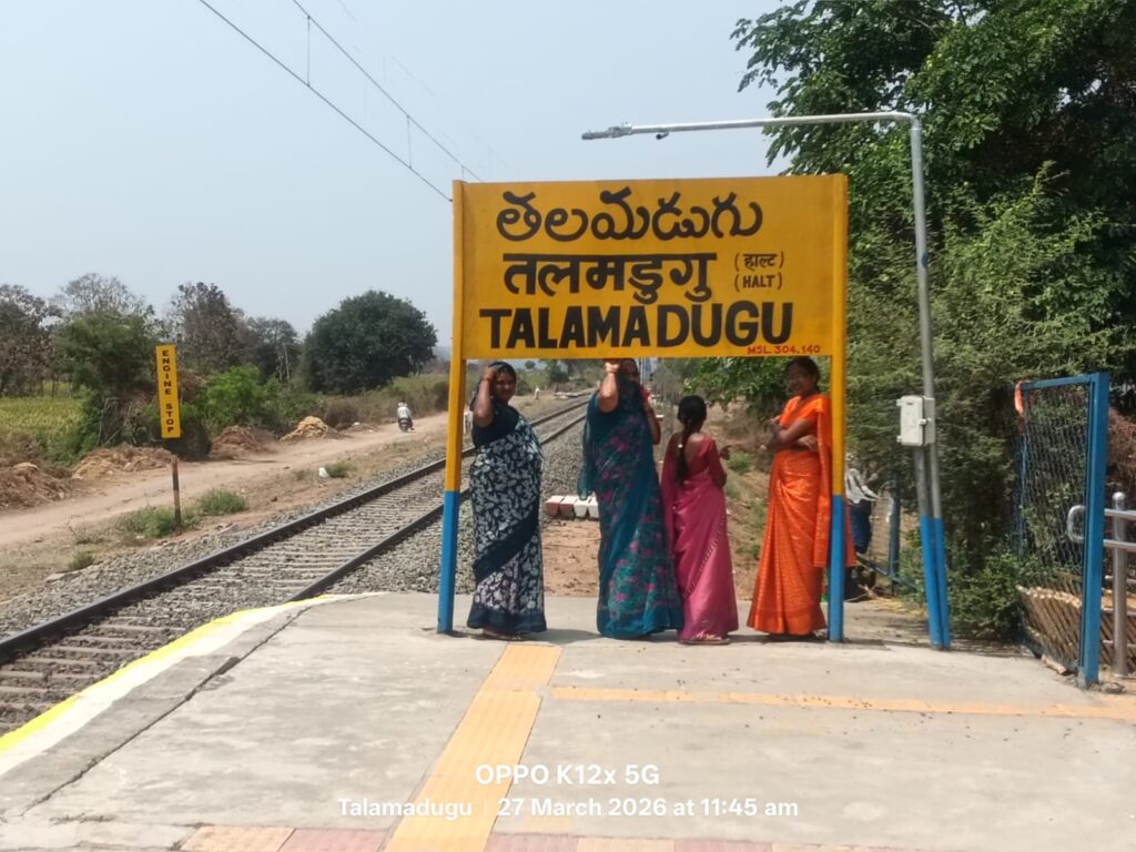 బోర్డు నీడనే ప్రయాణికులకు దిక్కు..