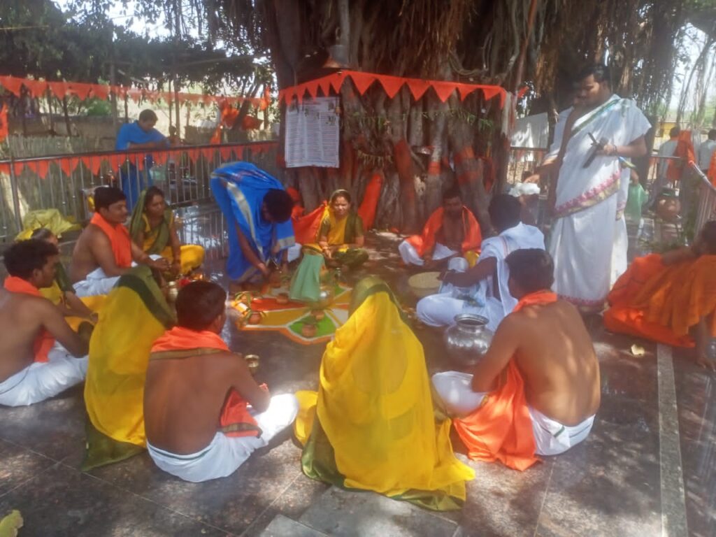 వైభవంగా అభయాంజనేయ స్వామి విగ్రహ ప్రతిష్ఠాపన