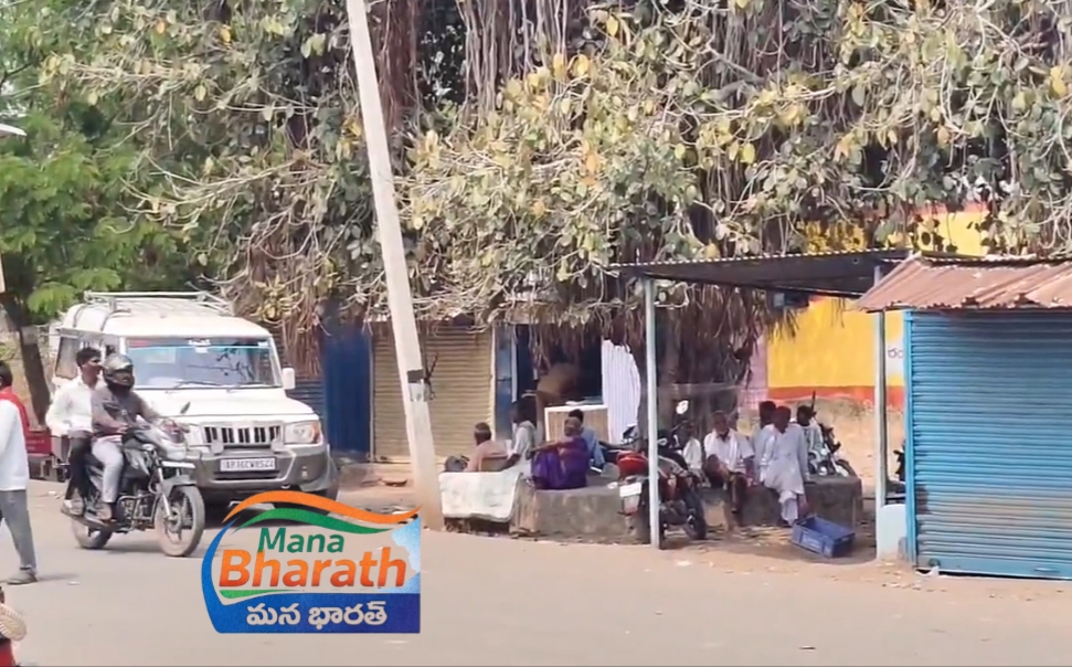 చెట్టు నీడనే బస్టాండ్.!