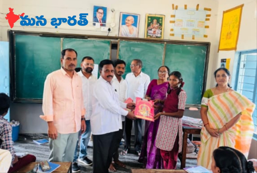 విద్యార్థులు చదువుపై దృష్టి సారించాలి: సర్పంచ్ పొచ్చన్న