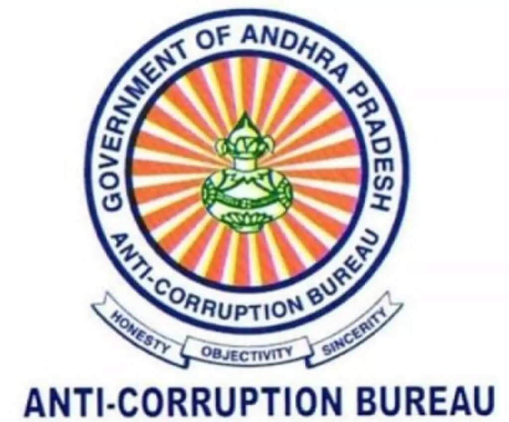 🚨 లంచం తీసుకుంటూ పట్టుబడ్డ అధికారులు..