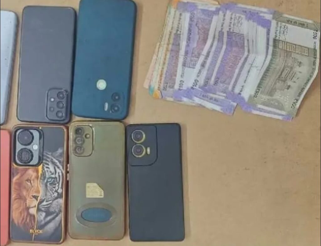 ఇచ్చోడలో ఐపీఎల్ బెట్టింగ్ బండారం బట్టబయలు