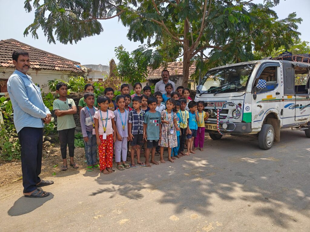 తుప్పు పట్టిన వ్యాన్.. విద్యార్థుల రవాణా.?