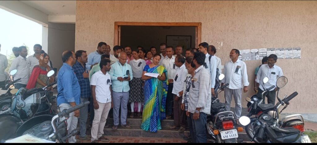 సమస్యలు పరిష్కరించాలని ఉపాధ్యాయుల నిరసన..