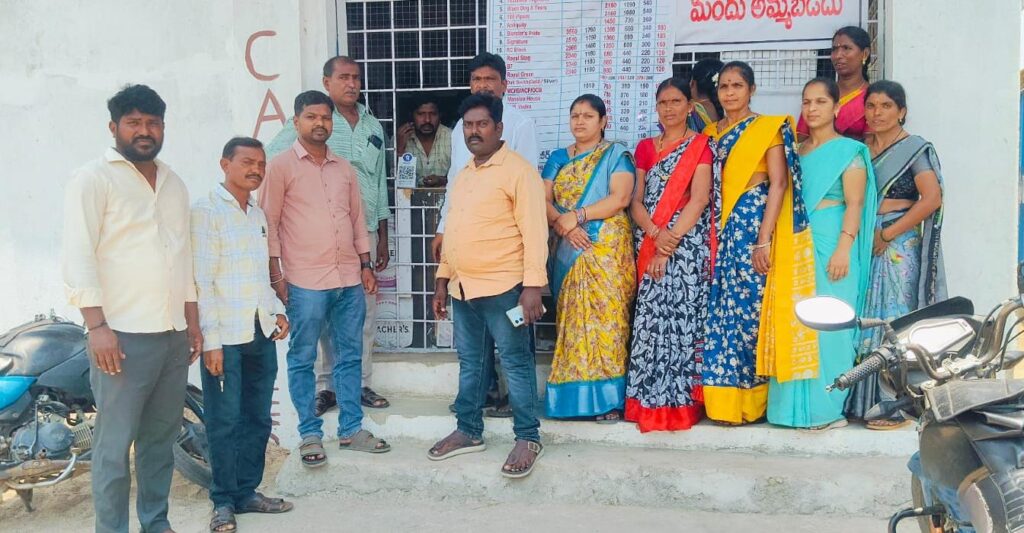 షాపు యజమానులపై పంచాయతీ ఆగ్రహం..