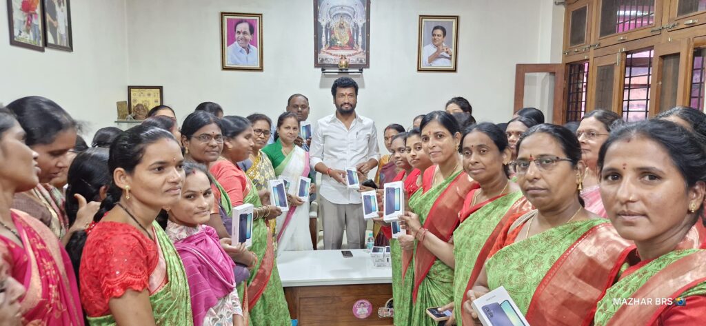 అంగన్‌వాడీ టీచర్లకు 5G ఫోన్ల పంపిణీ..