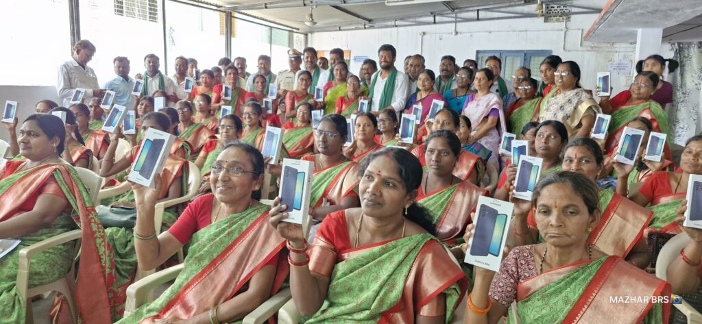 అంగన్వాడీలకు మొబైల్ ఫోన్లు పంపిణీ