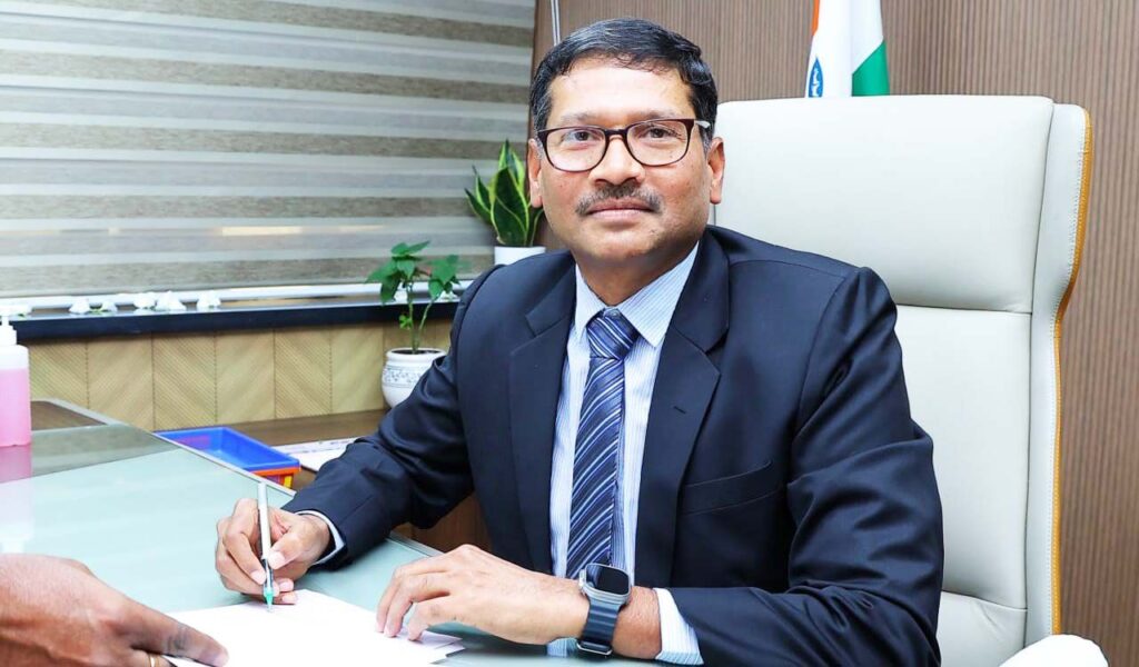 సమ్మె విరమించకపోతే కఠిన చర్యలు..