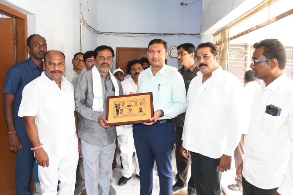 దళిత రత్న పురస్కార గ్రహీతకు అభినందనలు