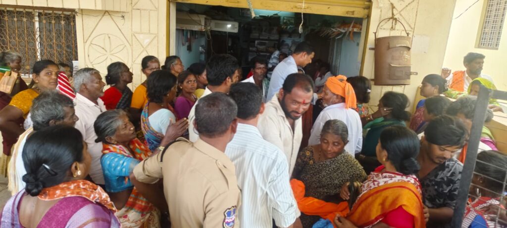 పింఛన్ డబ్బులు ఇవ్వాలని రాస్తారోకో.!