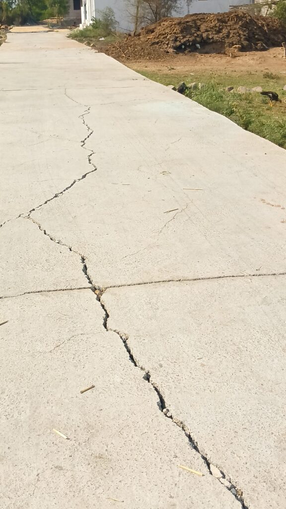 నాణ్యత లేని సీసీ రోడ్డు.. పగుళ్లతో బయటపడిన నిర్లక్ష్యం