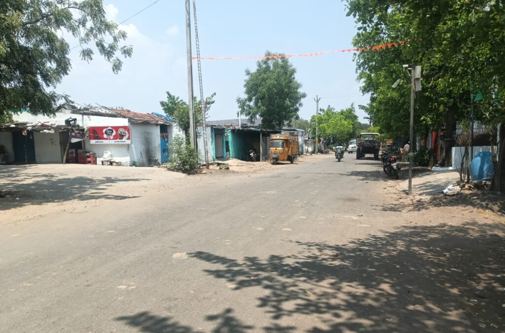 స్పీడ్ బ్రేకర్లు ఏర్పాటు చేయాలి..