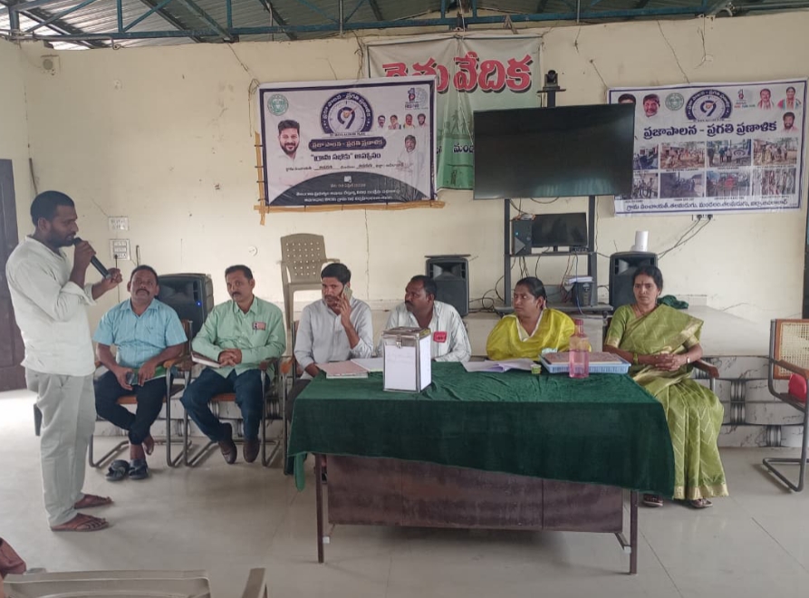 అధికారులను నిలదీసిన గ్రామస్తులు.!