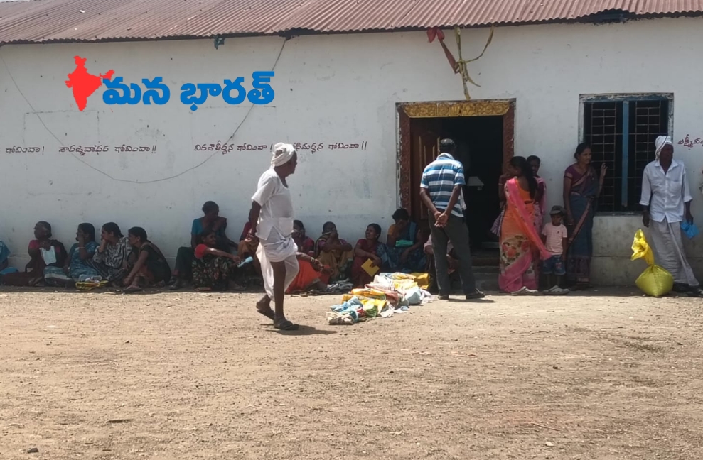 ఎండలో రేషన్ కోసం బారులు.!