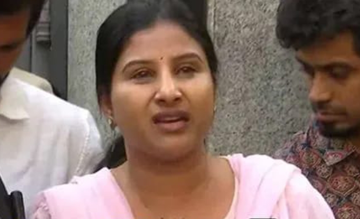 పాటలు తప్ప స్కామ్‌లు తెలియవు.!