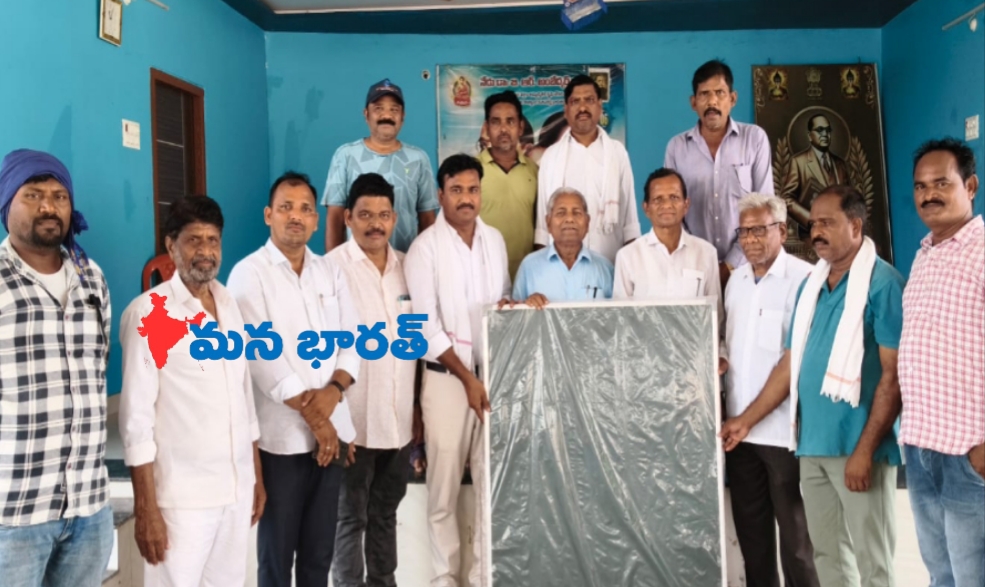 ఉచిత ట్యూషన్ సెంటర్‌కు గ్రీన్ బోర్డు..